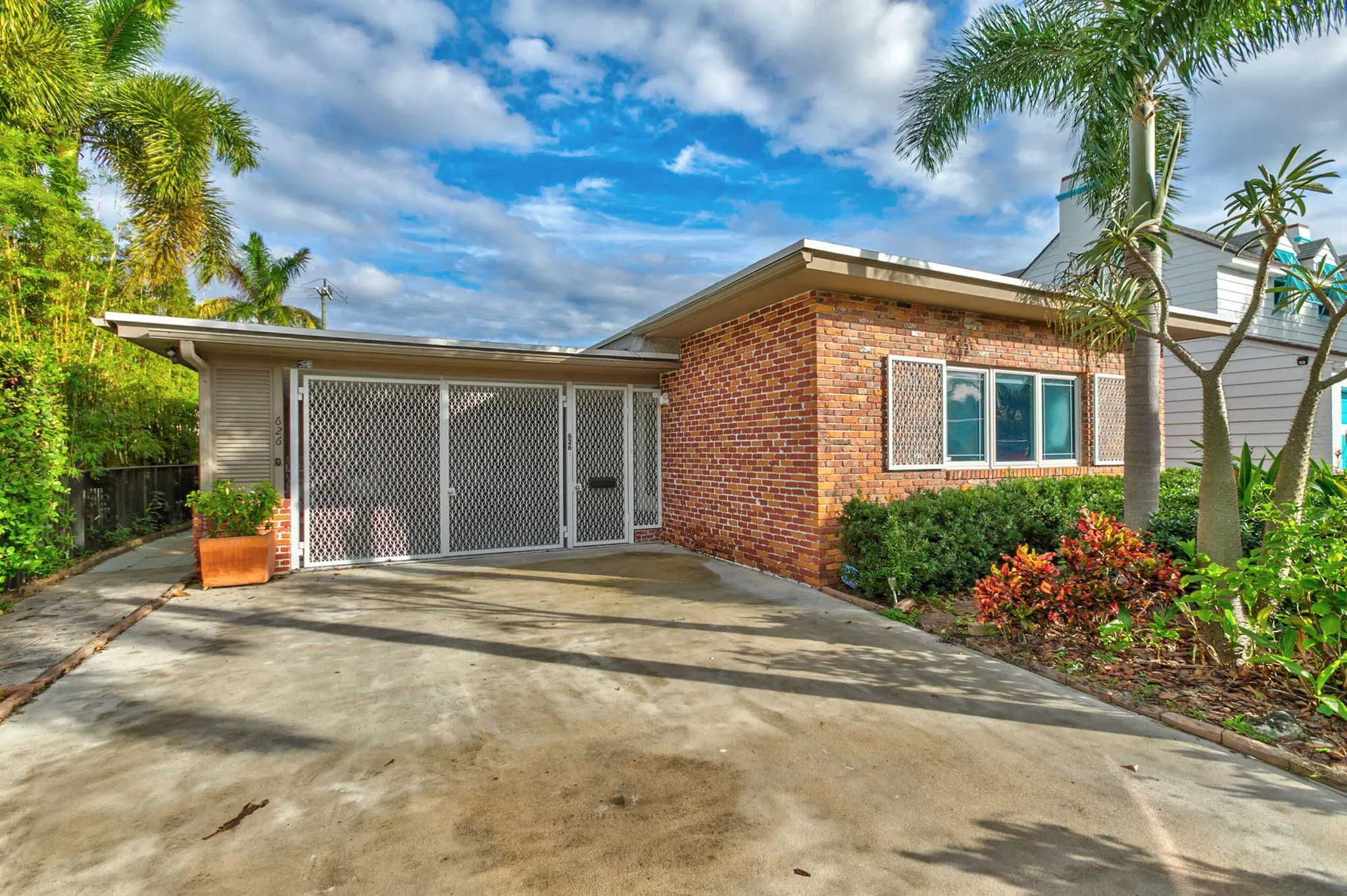 626 N Lakeside Drive