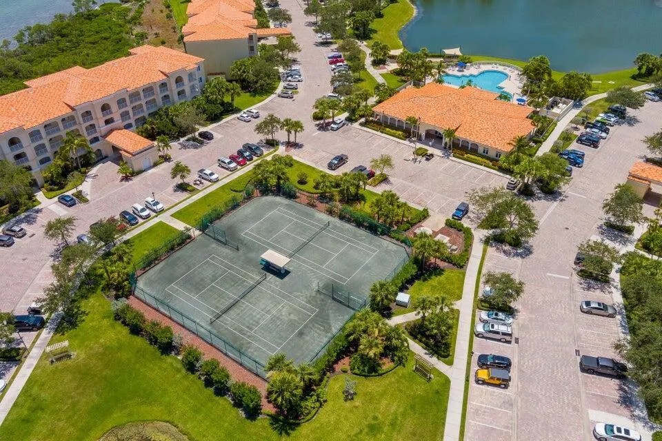 17 Harbour Isle Drive W, #103