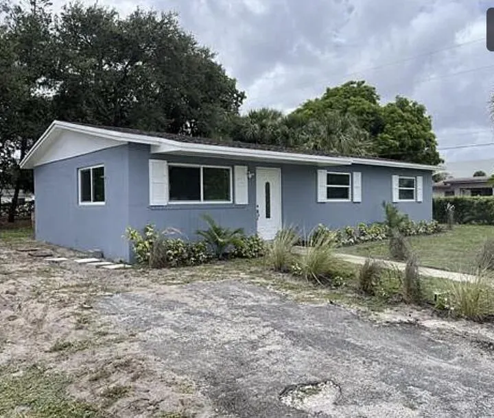 372 NW 4th Court