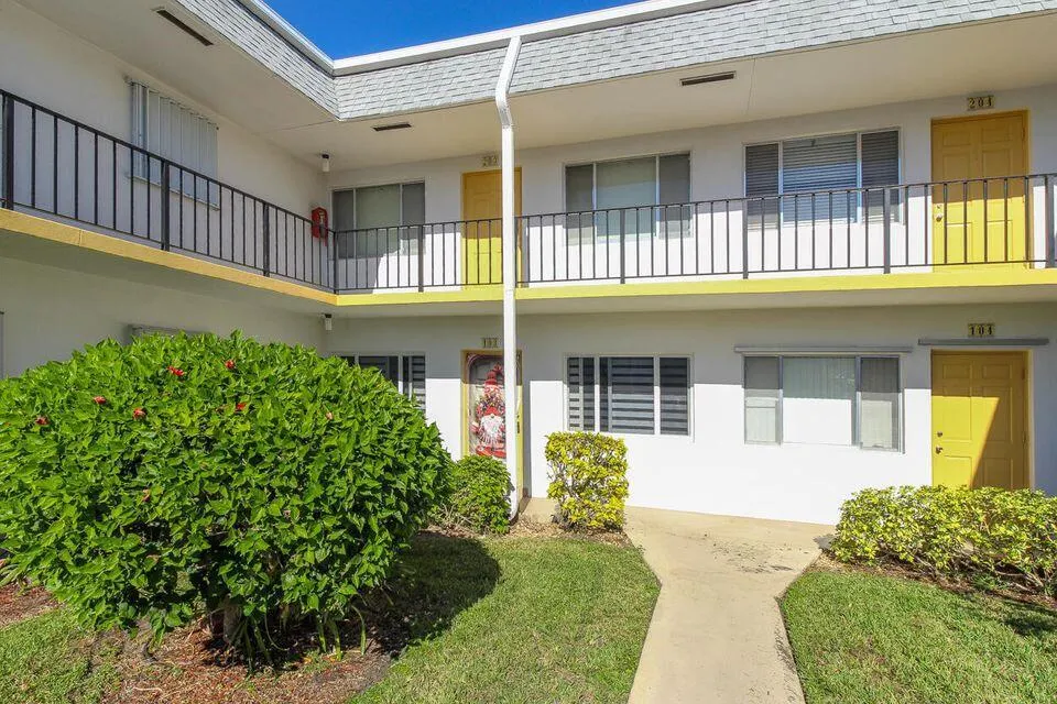 2920 Lake Osborne Drive, #103