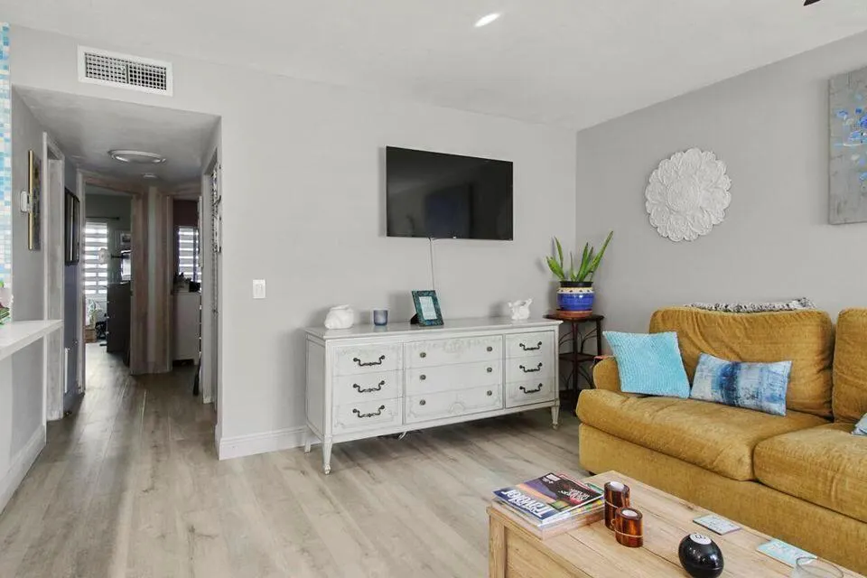 2920 Lake Osborne Drive, #103