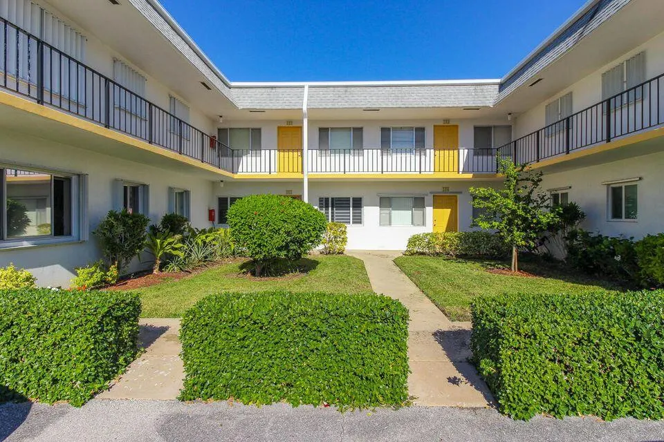 2920 Lake Osborne Drive, #103