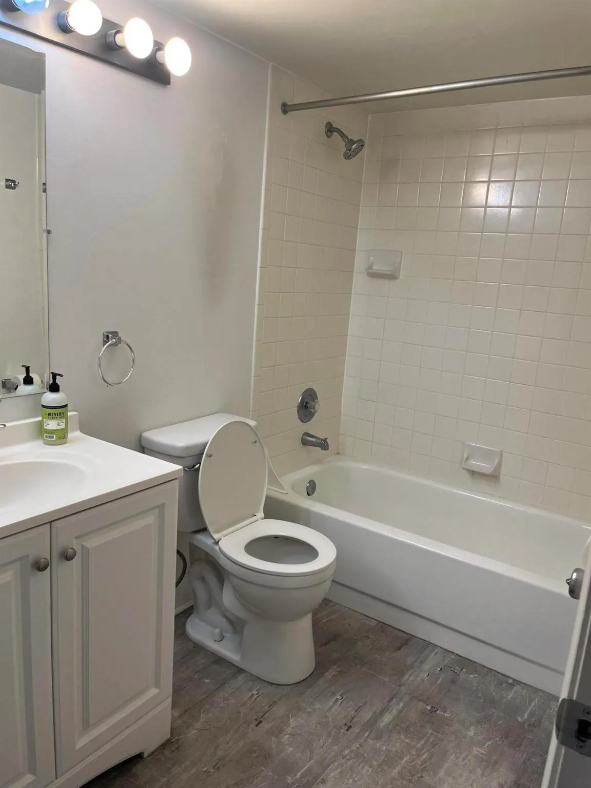 6104 Glenmoor Drive