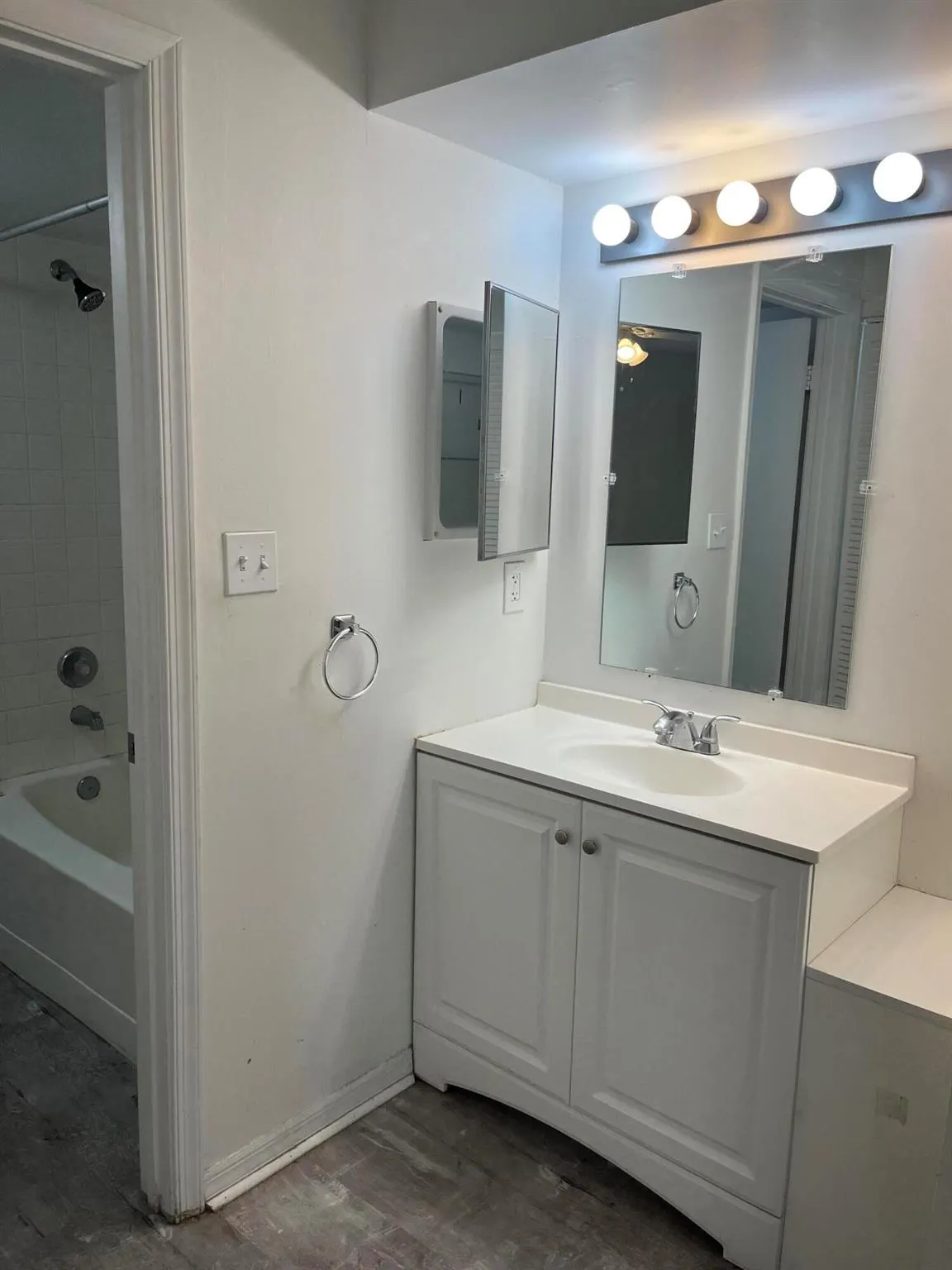 6104 Glenmoor Drive