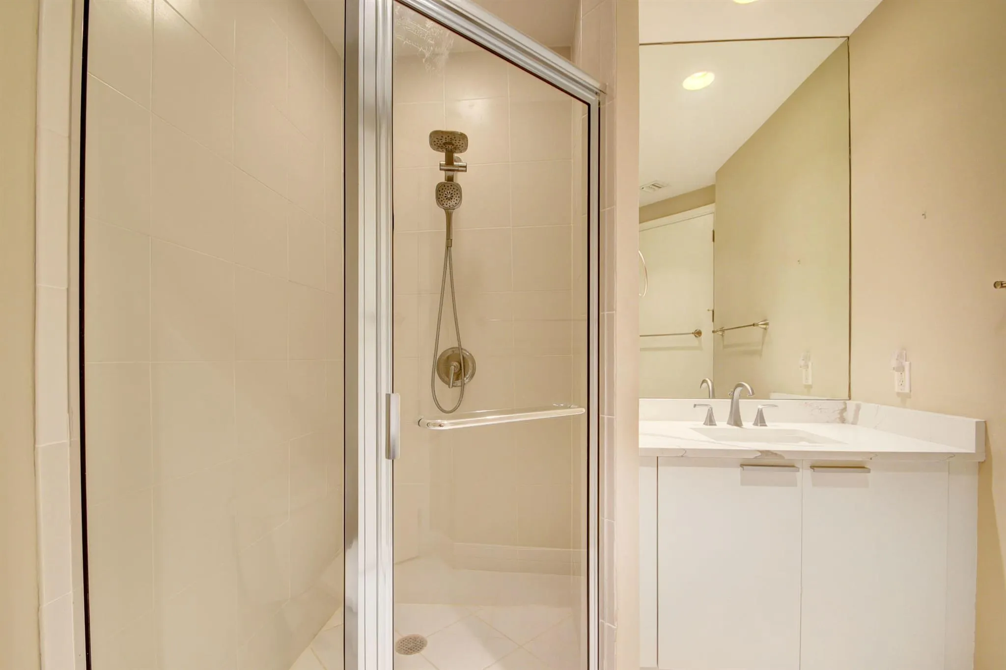 2640 Lake Shore Drive, #115