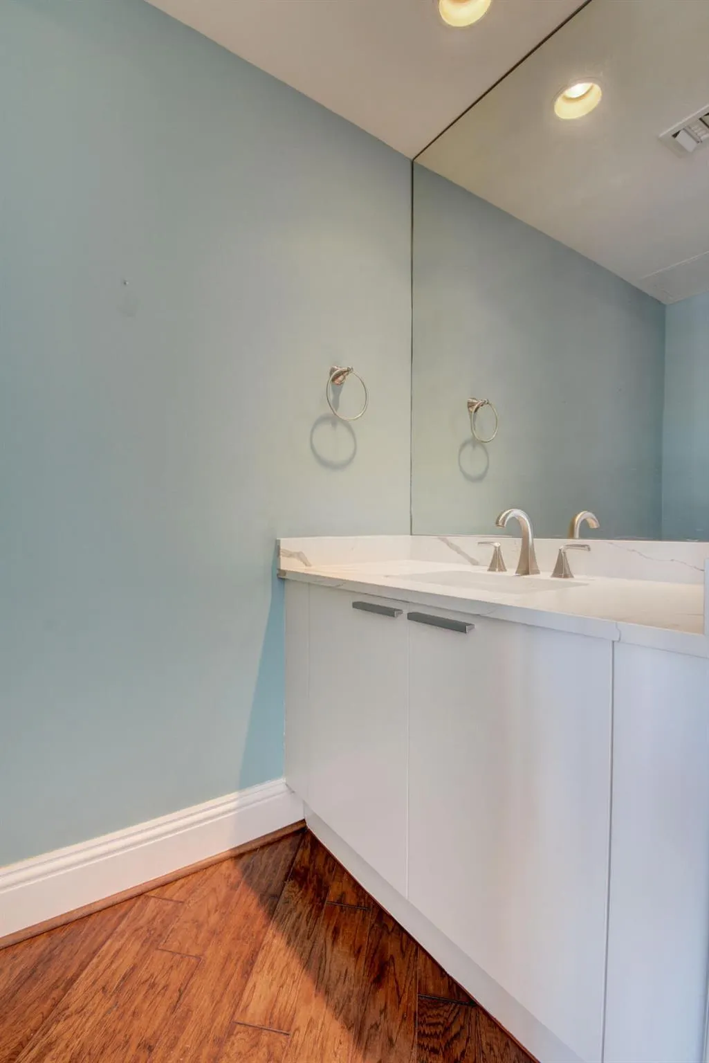 2640 Lake Shore Drive, #115