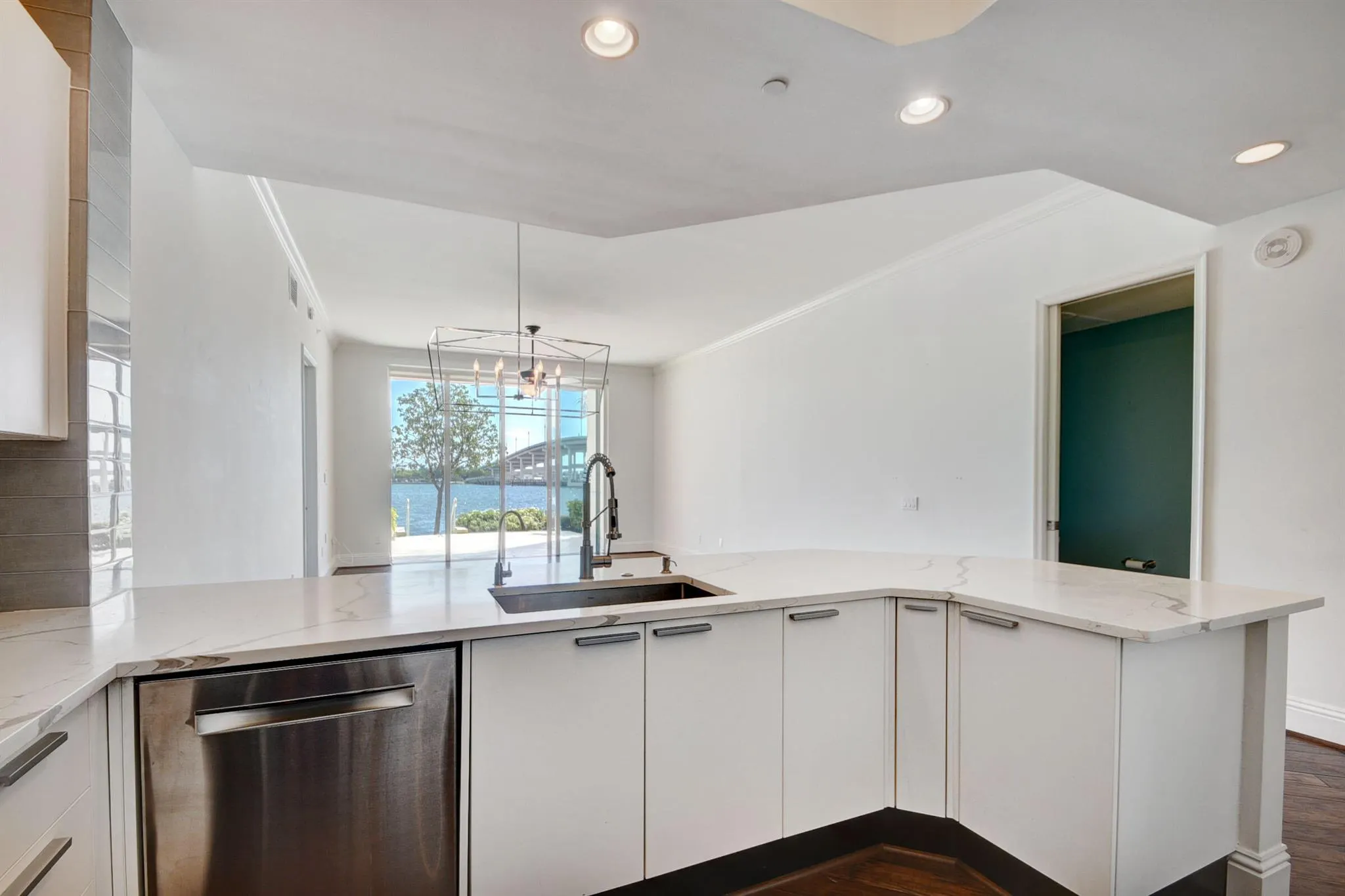 2640 Lake Shore Drive, #115