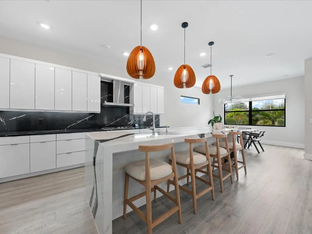 5577 Saint Armands Way