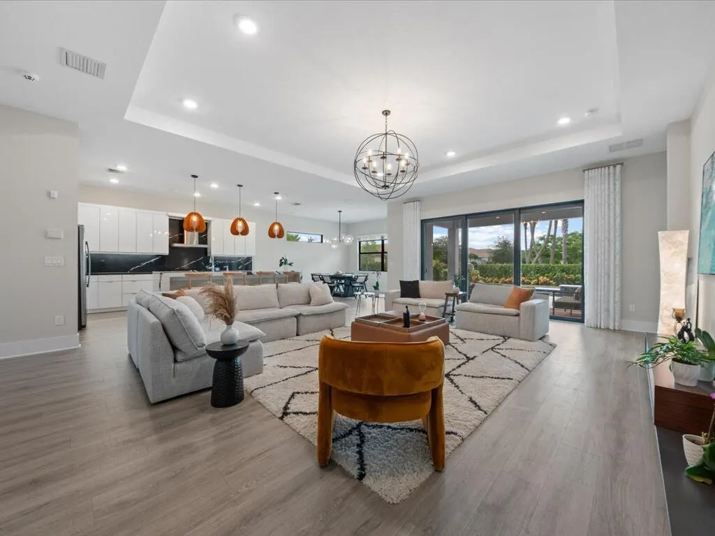 5577 Saint Armands Way