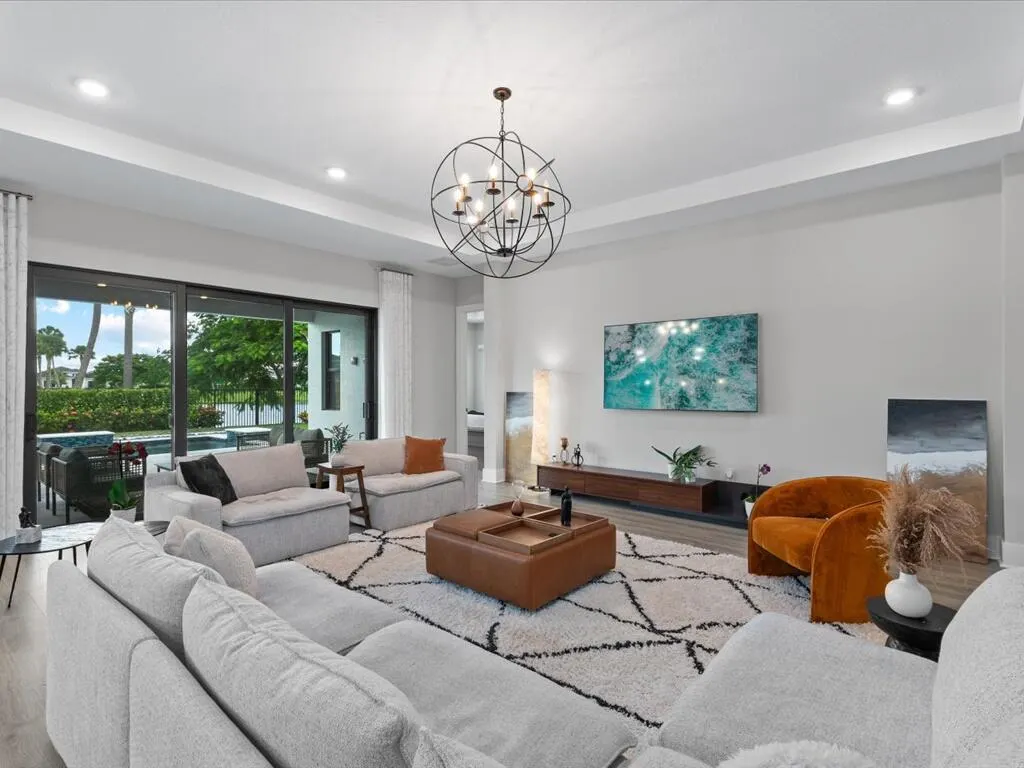 5577 Saint Armands Way