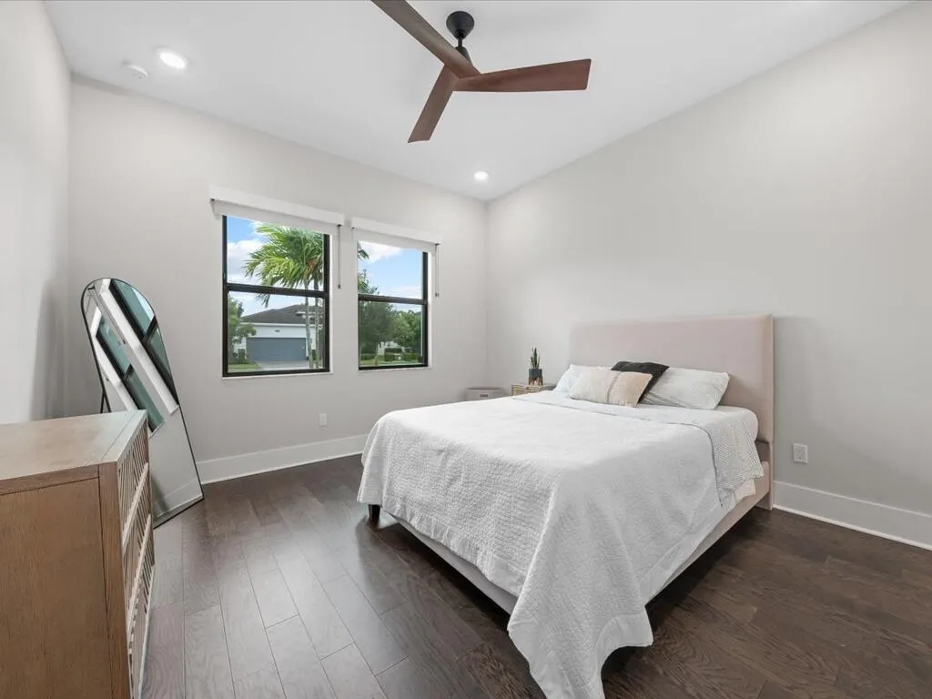 5577 Saint Armands Way