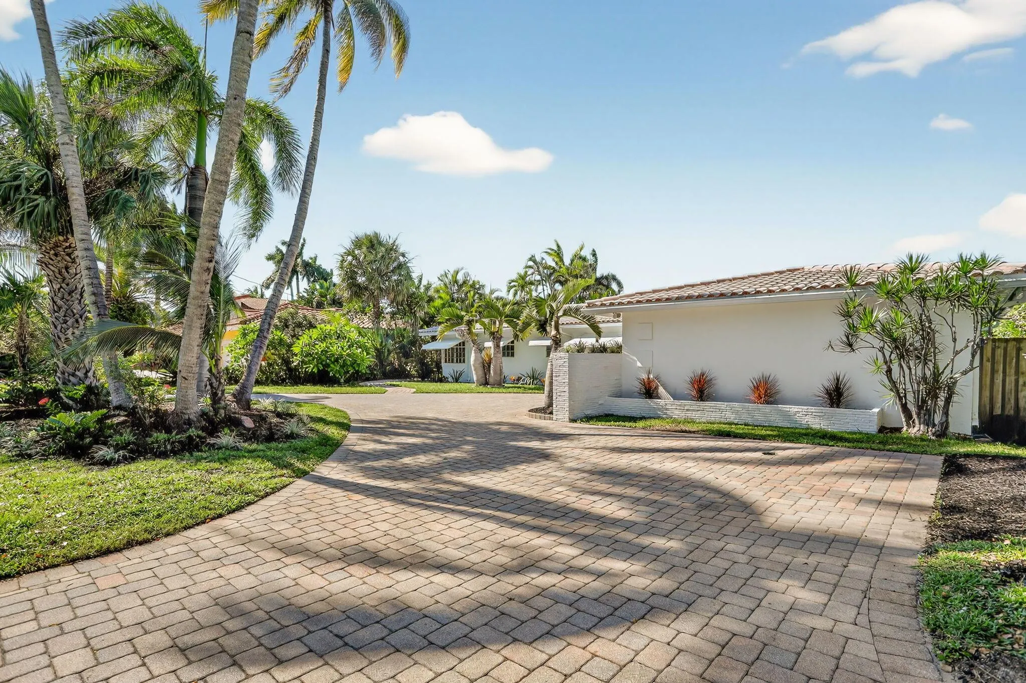2541 Middle River Drive