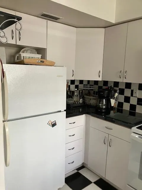 1199 Hillsboro Mile, #323