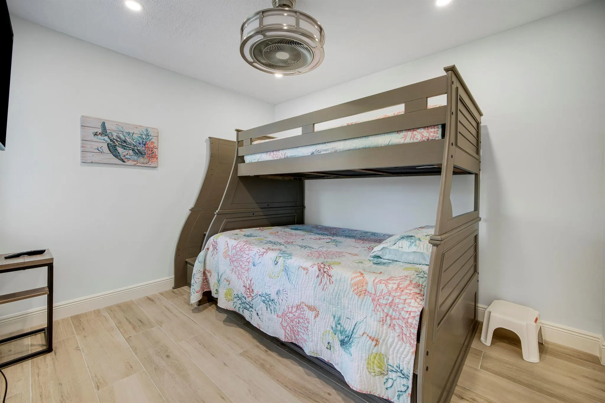 1637 NE Nautical Place, #804