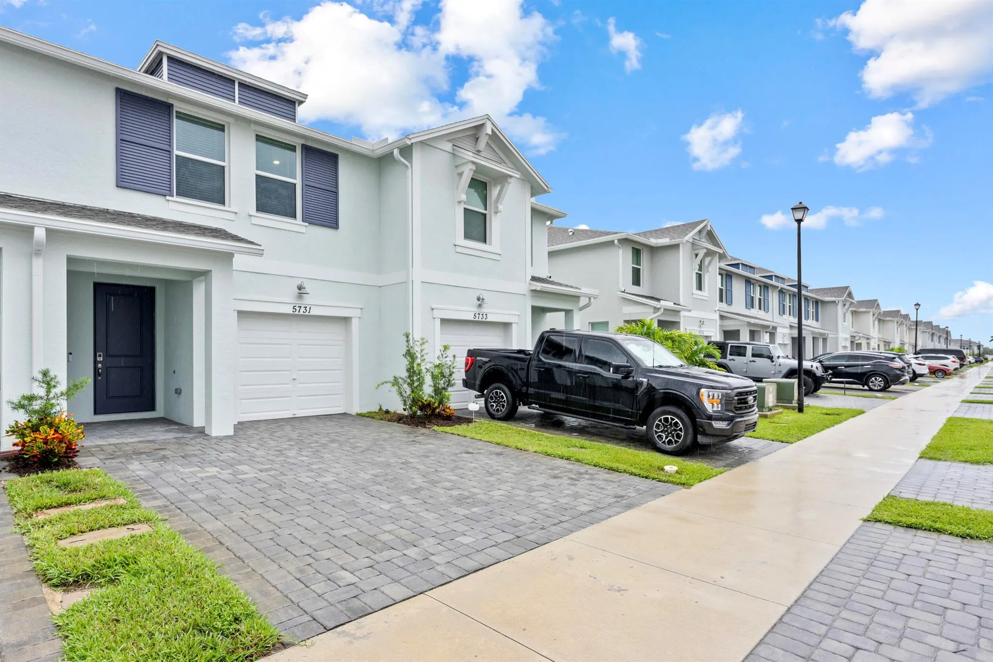 5731 SE Edgewater Circle