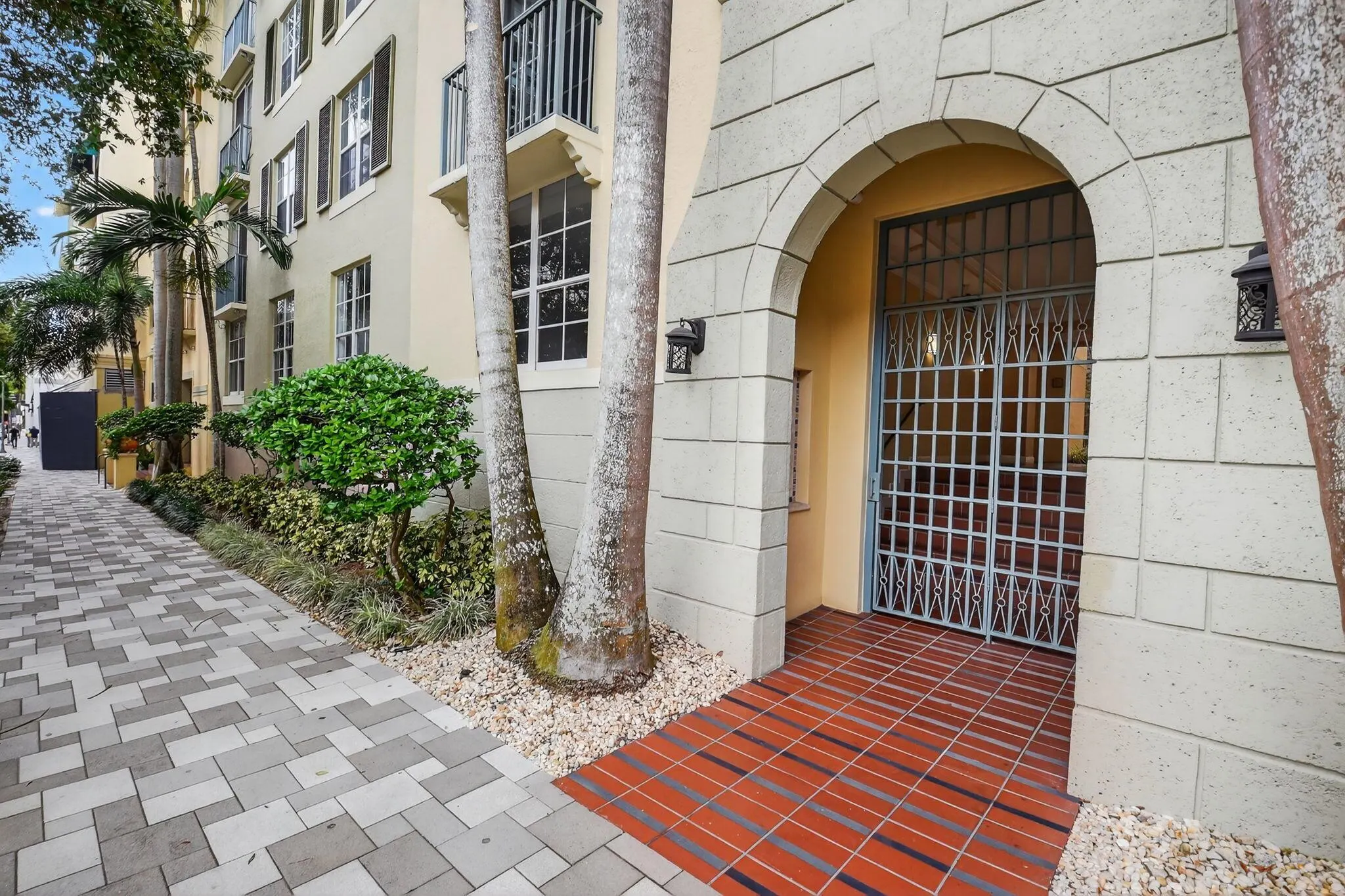 630 S Sapodilla Avenue, #121