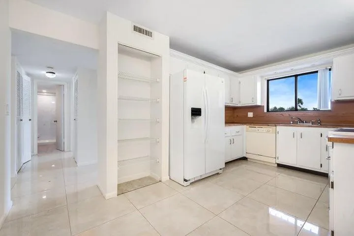 7770 Tahiti Lane, #405