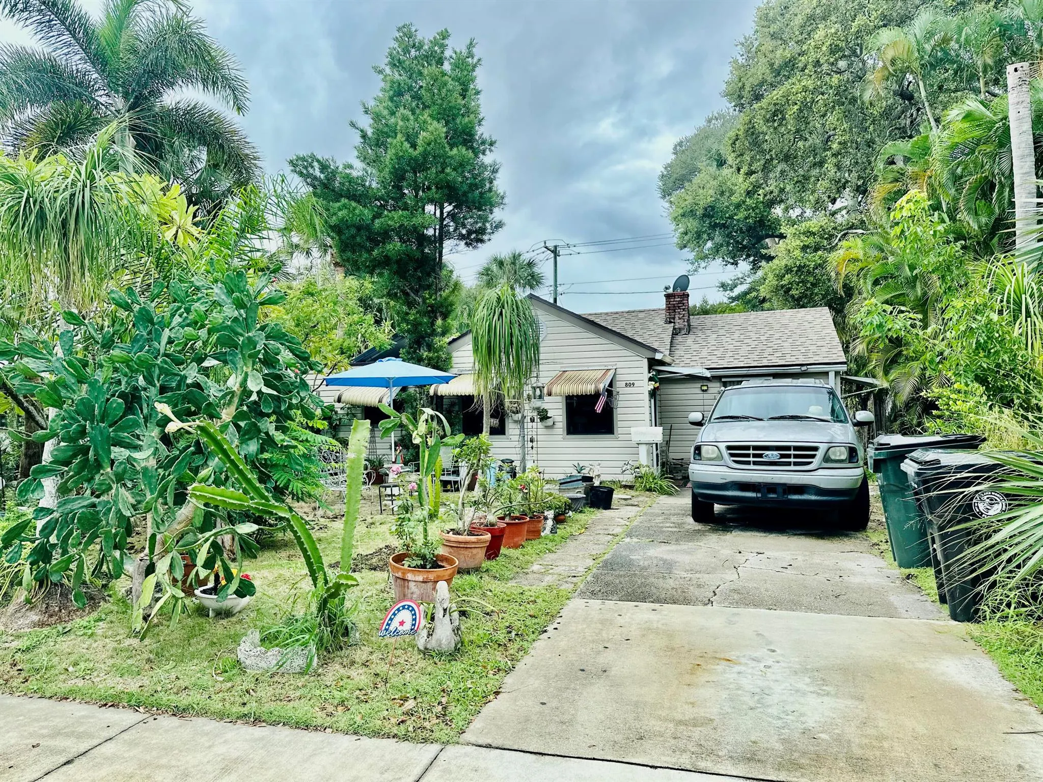809 N Lakeside Drive