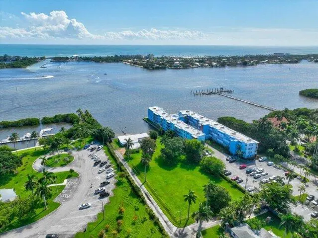 1820 New Palm Way, #402