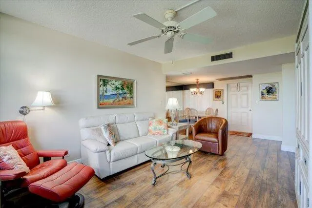 1820 New Palm Way, #402