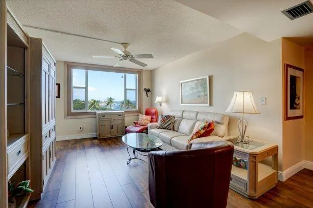 1820 New Palm Way, #402