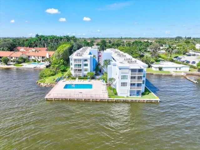1820 New Palm Way, #402