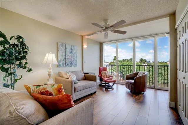 1820 New Palm Way, #402