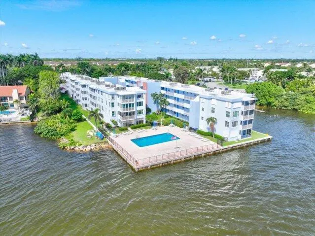 1820 New Palm Way, #402