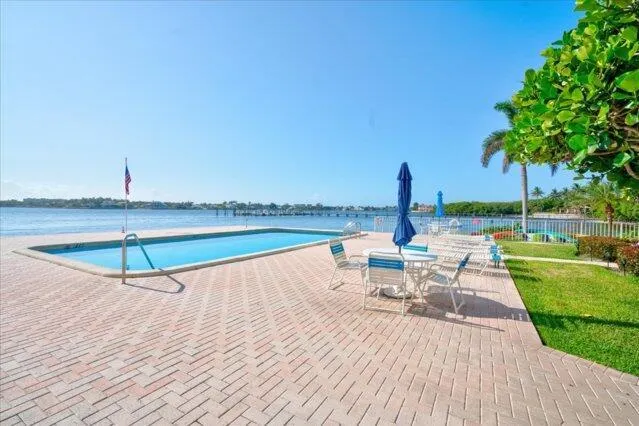 1820 New Palm Way, #402