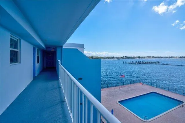 1820 New Palm Way, #402