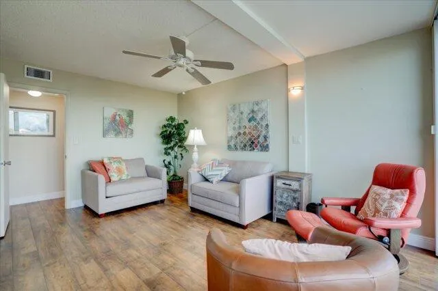 1820 New Palm Way, #402