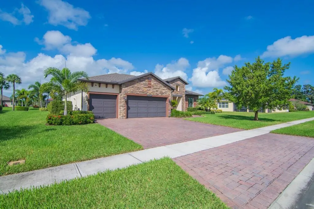 6234 Arcadia Square