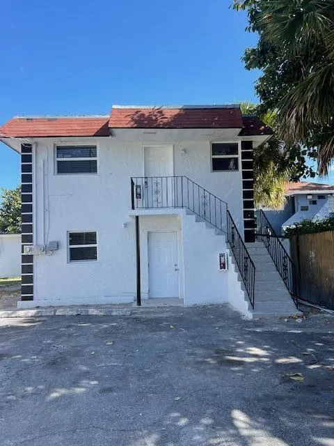 302 N Tamarind Avenue