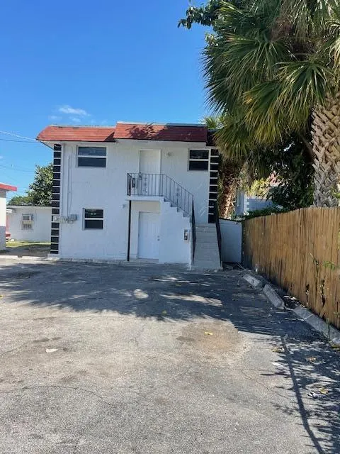 302 N Tamarind Avenue