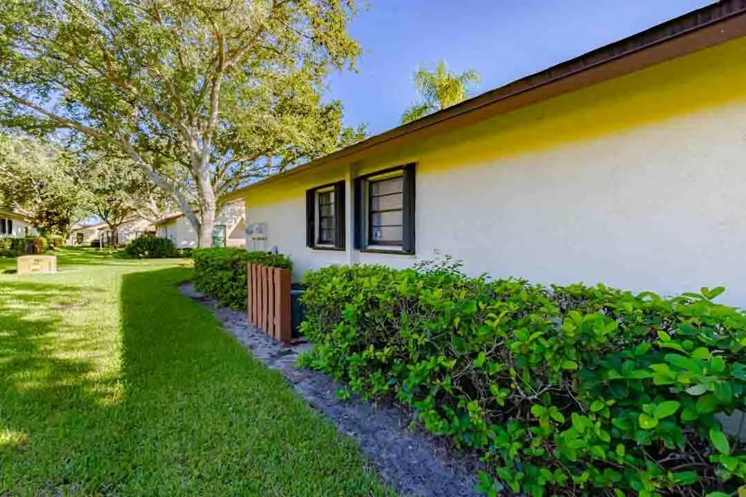 8075 SE Villa Circle