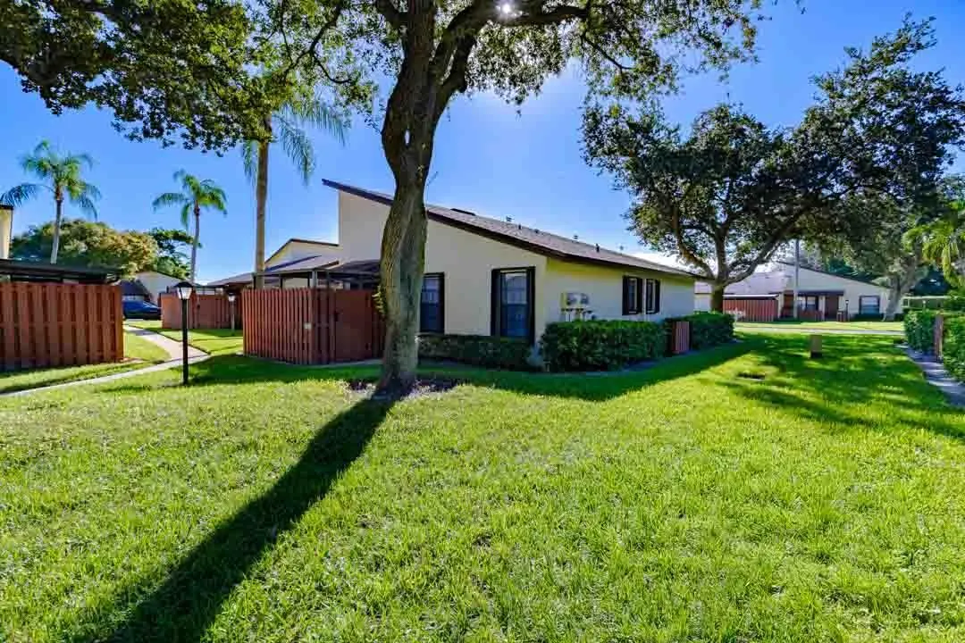 8075 SE Villa Circle
