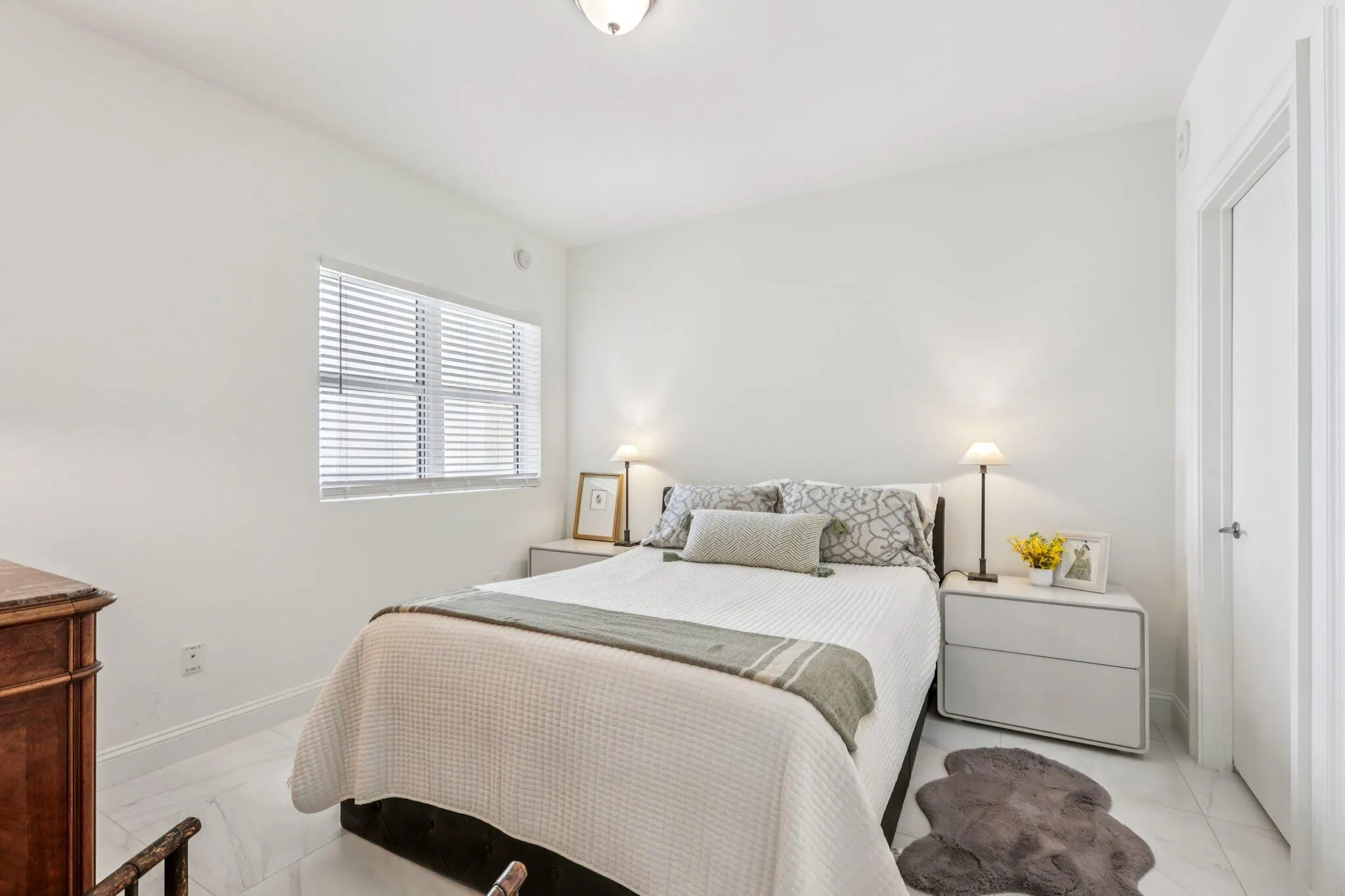 2640 Lake Shore Drive, #2008
