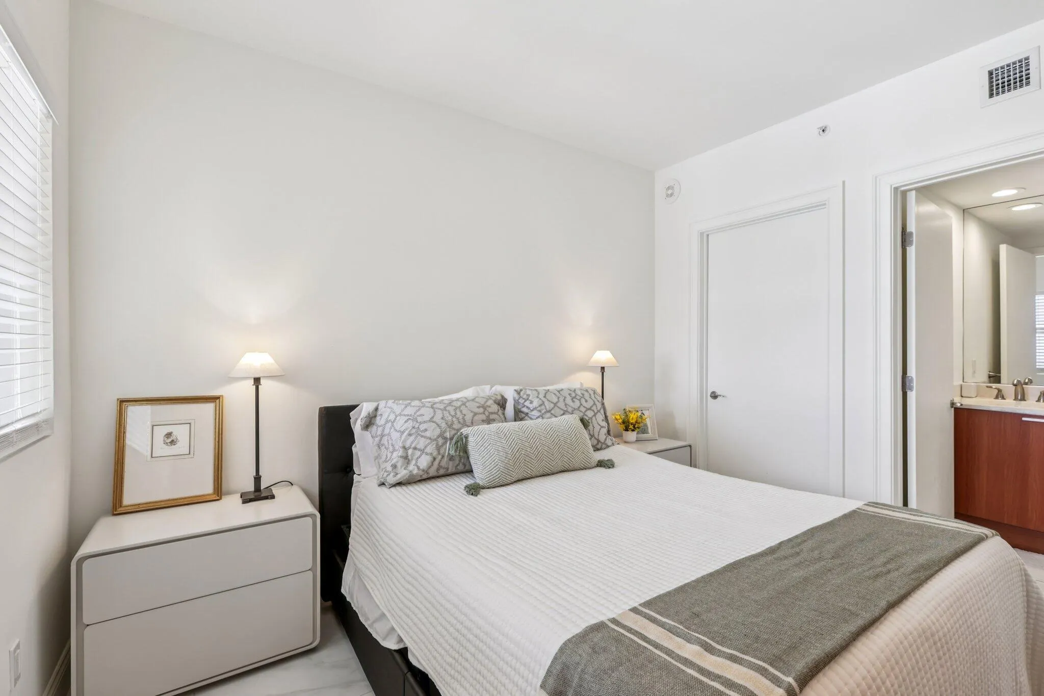2640 Lake Shore Drive, #2008