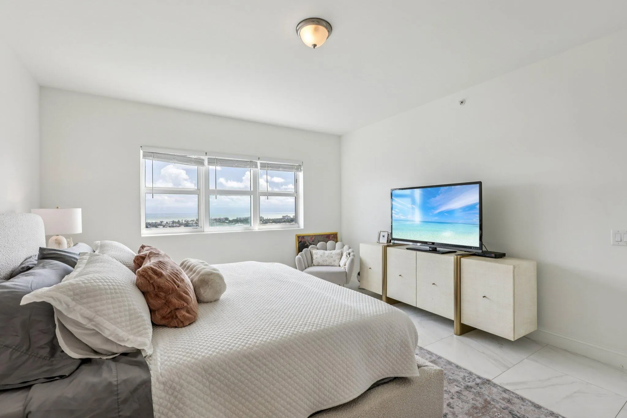 2640 Lake Shore Drive, #2008