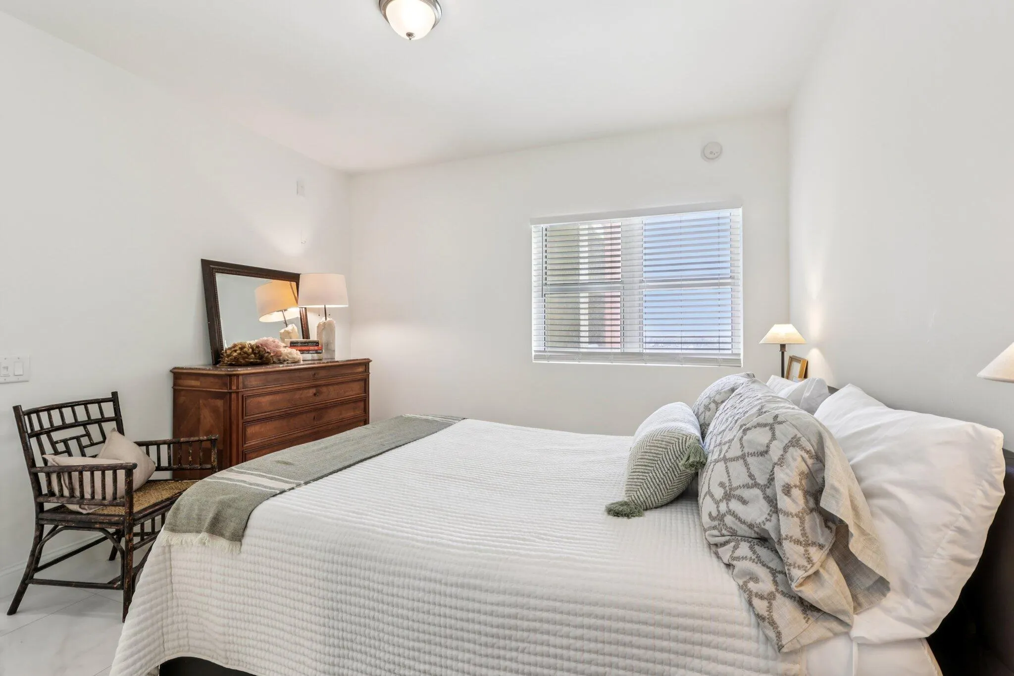 2640 Lake Shore Drive, #2008