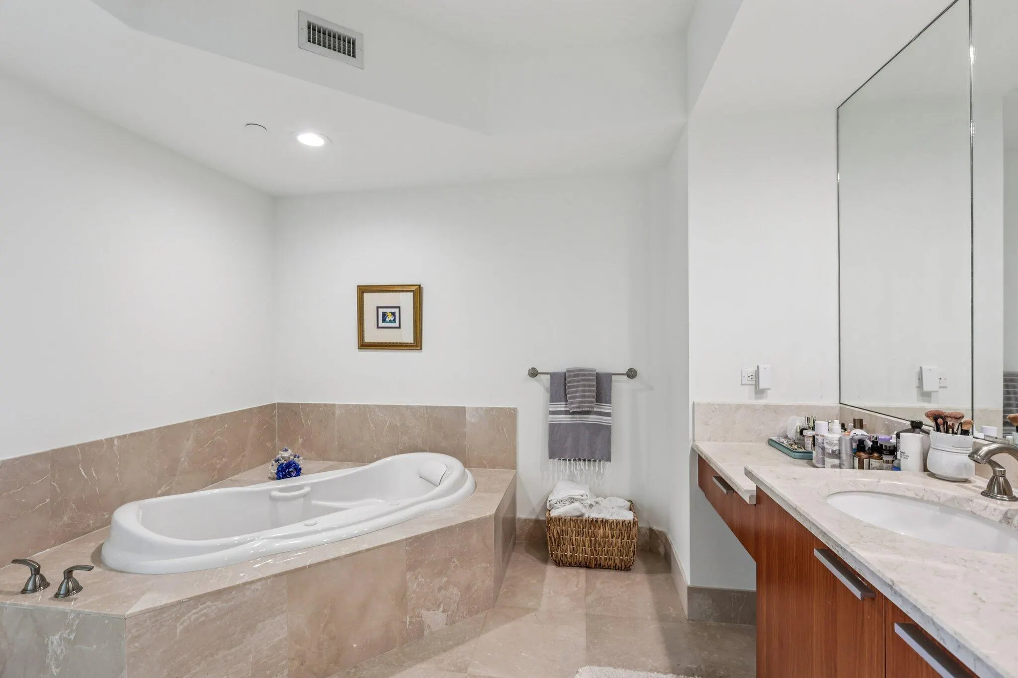 2640 Lake Shore Drive, #2008