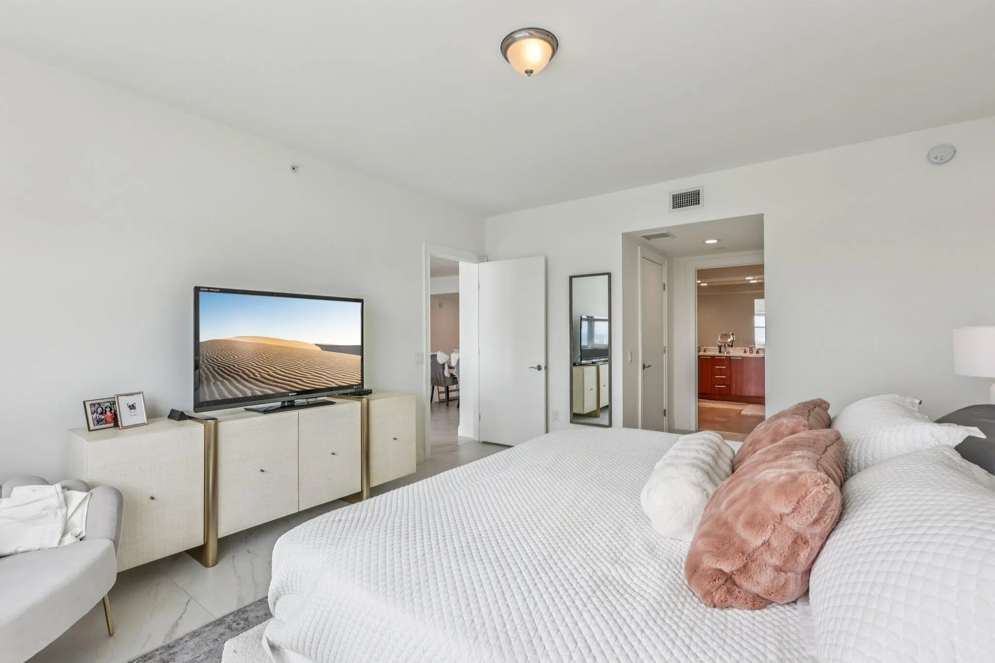 2640 Lake Shore Drive, #2008