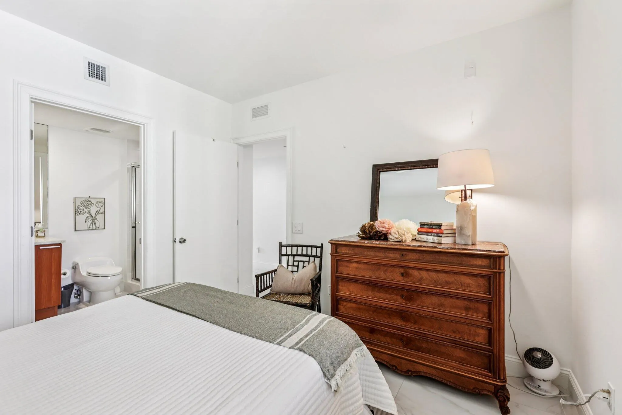 2640 Lake Shore Drive, #2008
