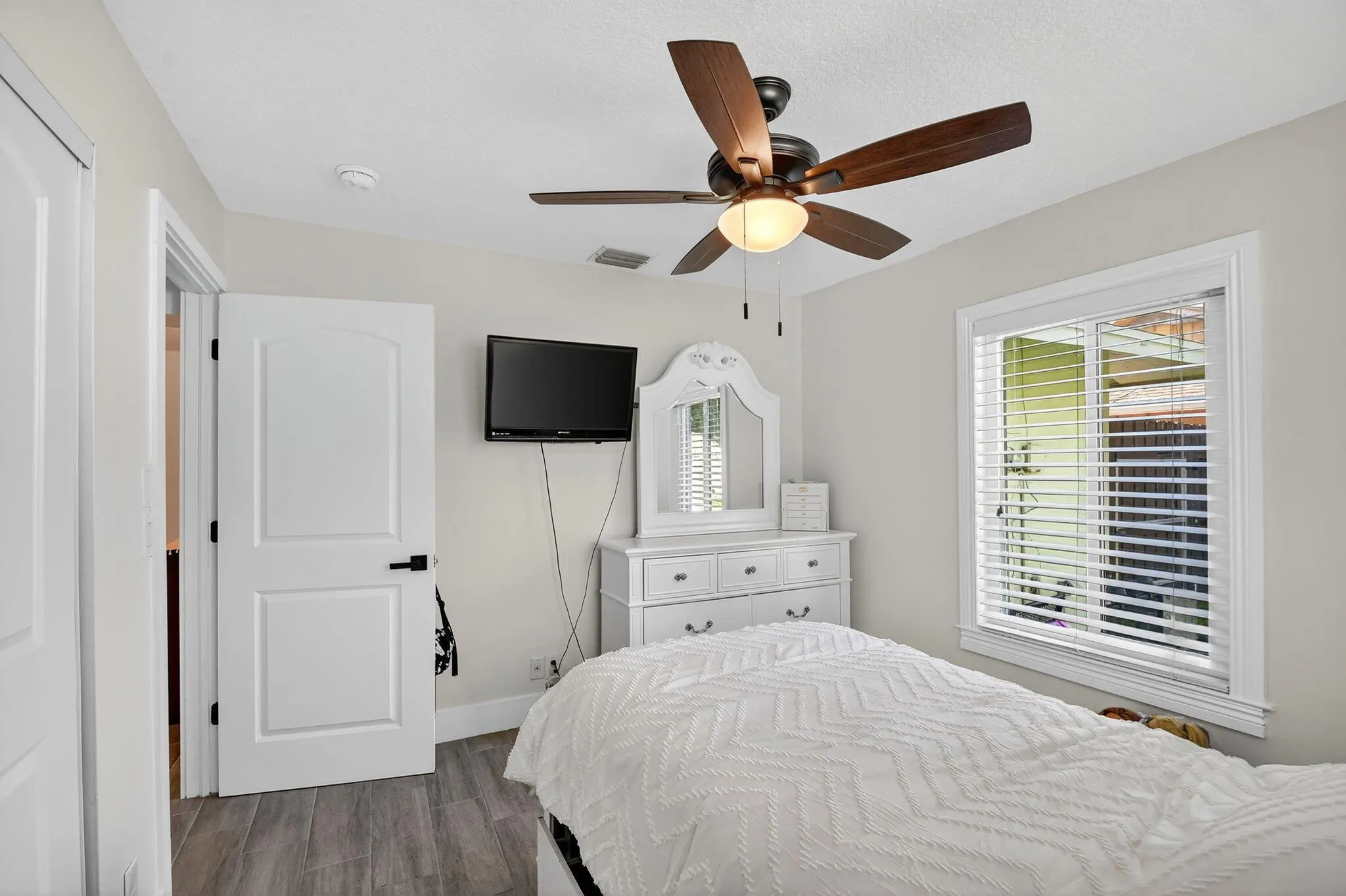 735 La Costa Way