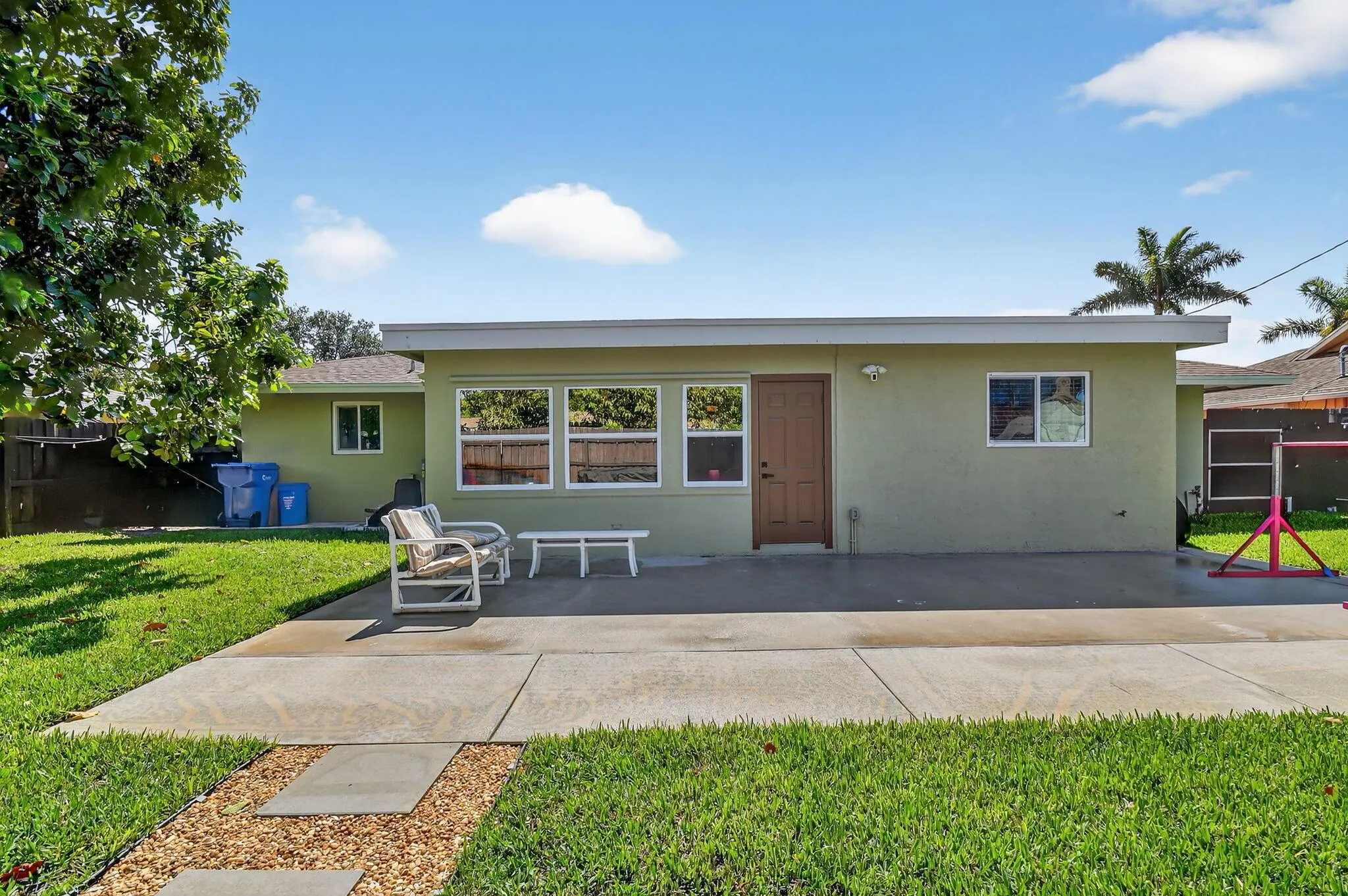 735 La Costa Way