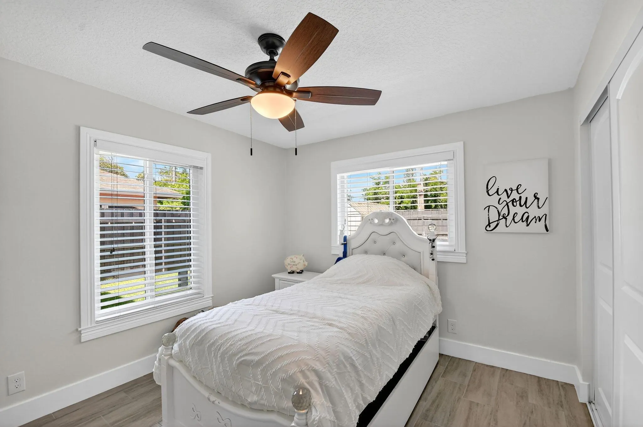735 La Costa Way