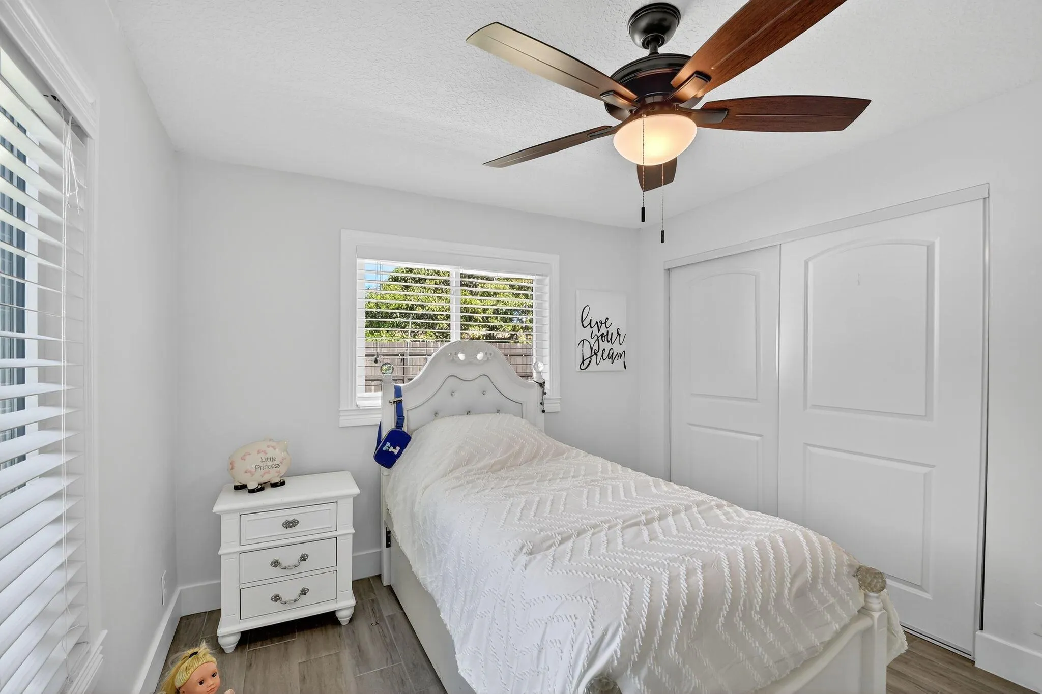 735 La Costa Way