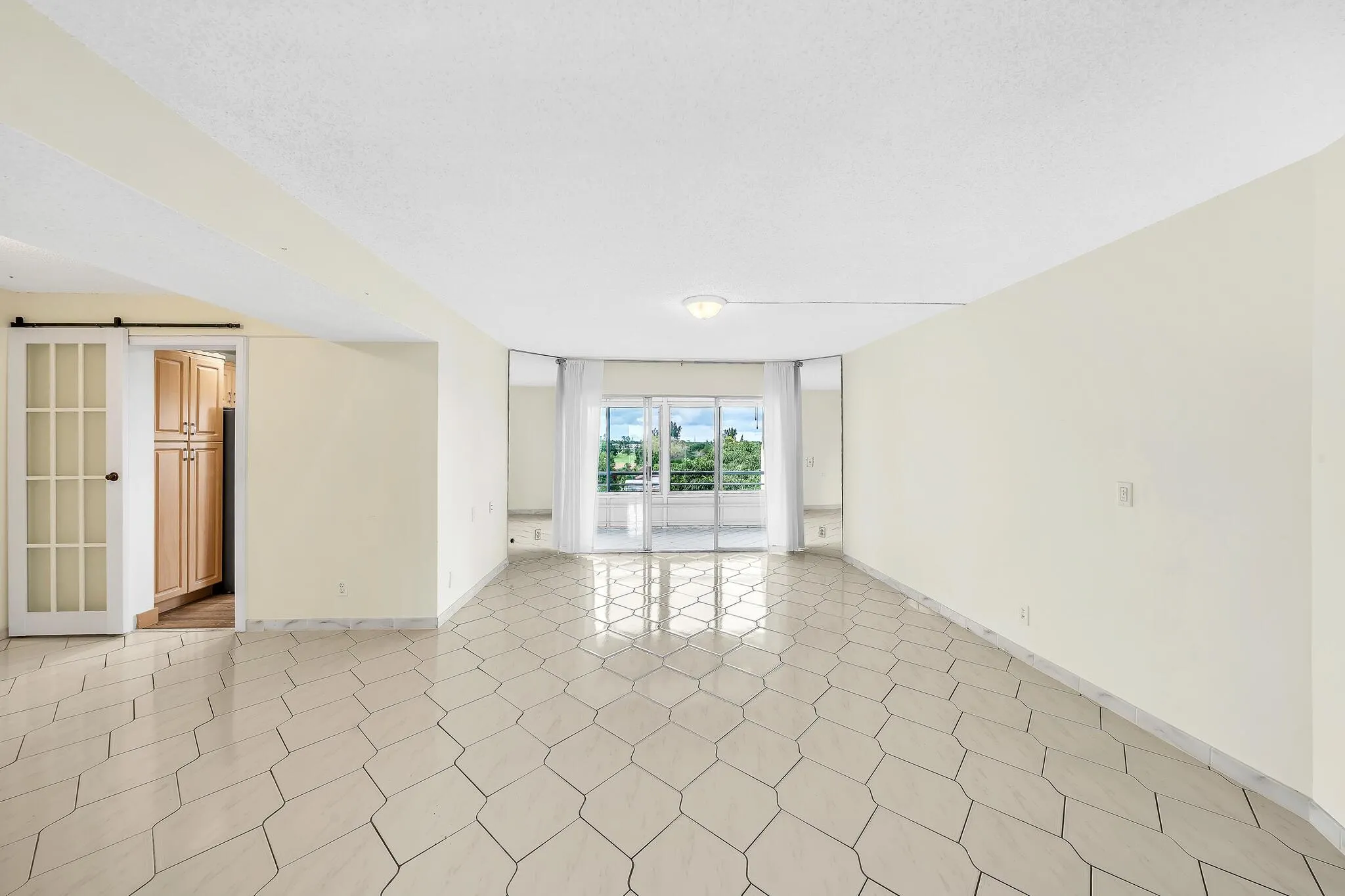 3524 Via Poinciana, #604