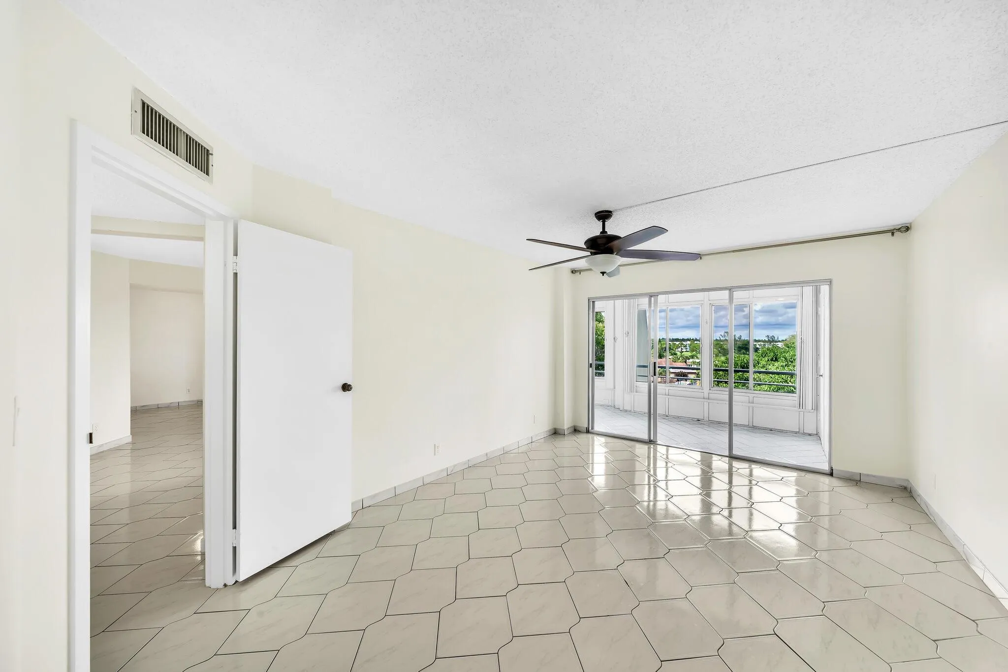 3524 Via Poinciana, #604
