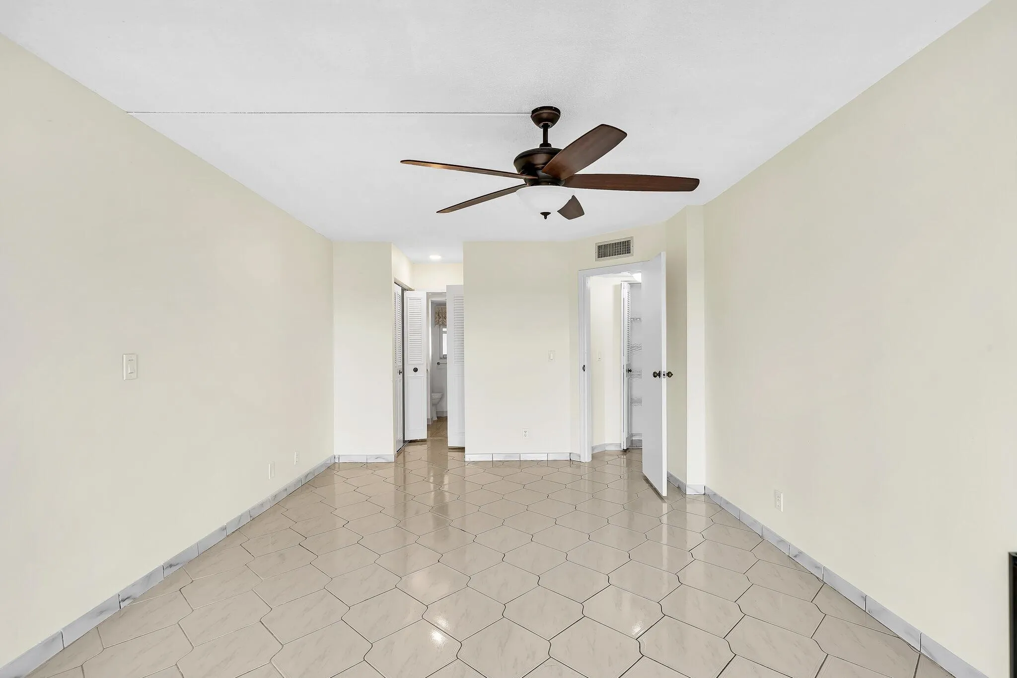 3524 Via Poinciana, #604